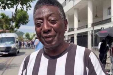 Sósia de Pelé vai a velório e relembra histórias com o Rei; veja vídeo