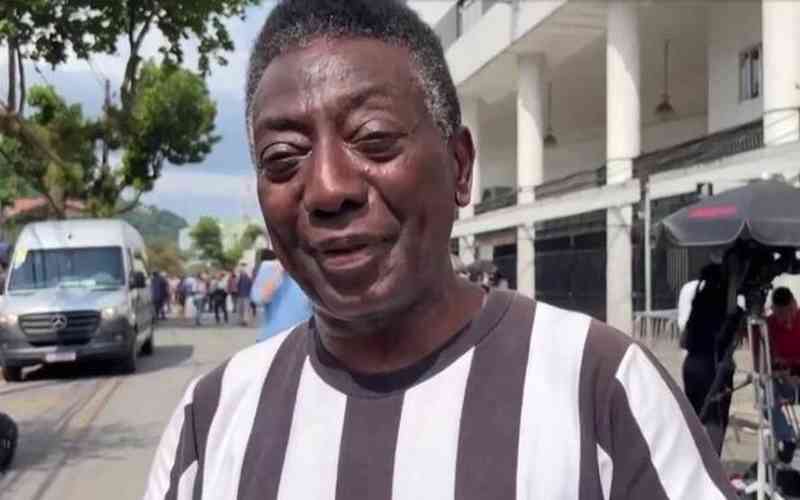 Sósia de Pelé vai a velório e relembra histórias com o Rei; veja vídeo