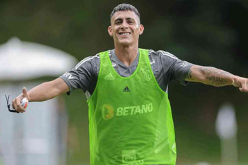 Pavón volta a fazer atividades em campo no Atlético; veja fotos do treino