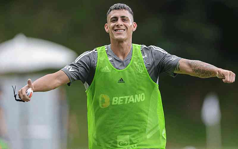 Pavón volta a fazer atividades em campo no Atlético; veja fotos do treino