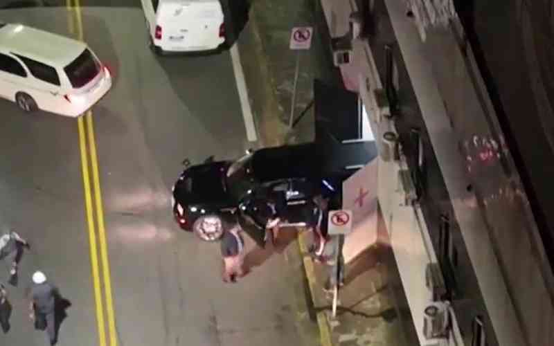 Imagens de drone mostram a chegada do corpo de Pelé à Vila Belmiro; assista