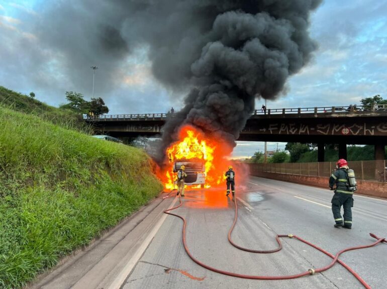 Carreta pega fogo na manhã desta sexta-feira no Anel Rodoviário, em BH