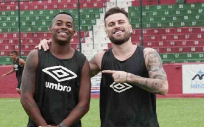 Lucas Lima participa de jogo-treino com Robinho na Portuguesa Santista