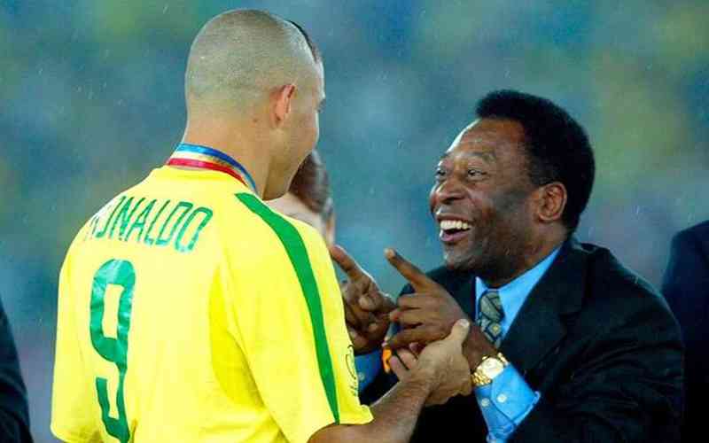 Ronaldo faz homenagem a Pelé em live e justifica ausência em velório