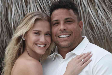 Gestor do Cruzeiro, Ronaldo pede a namorada Celina Locks em casamento