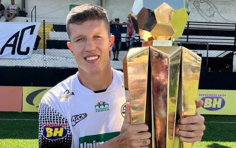 Athletic anuncia retorno de zagueiro Victor Sallinas