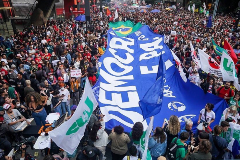 Segunda-feira é marcada por manifestações pró-democracia pelo país