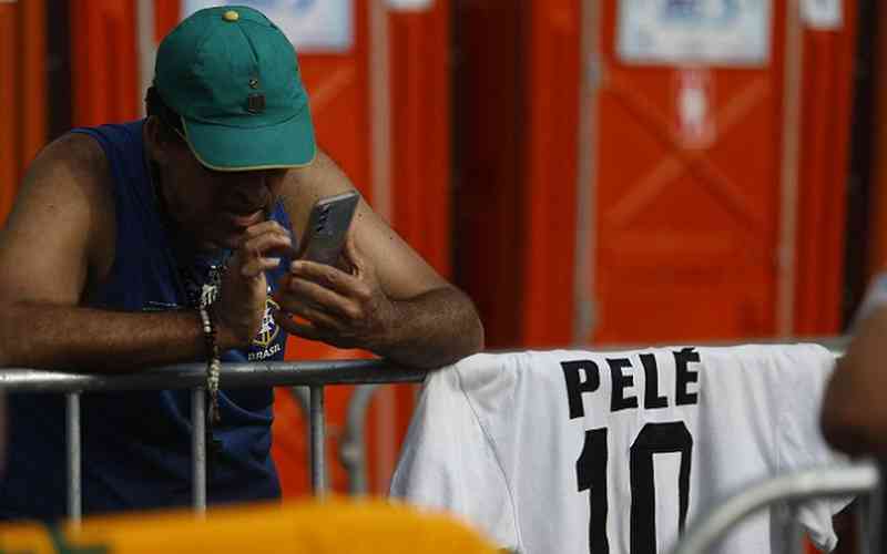 Torcedores se emocionam em velório de Pelé: ‘Está dentro do meu coração’