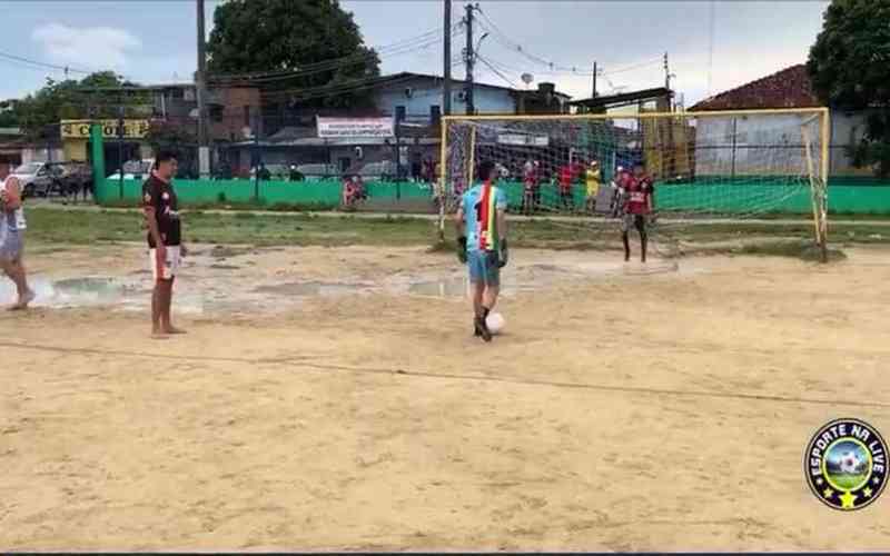 Grupo invade jogo de futebol amador em Manaus e mata três durante live