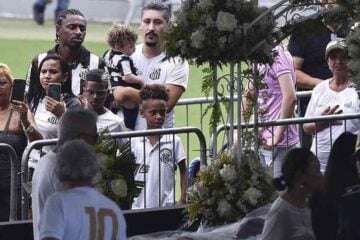 Começa o velório de Pelé; súditos entram na Vila para se despedir do Rei