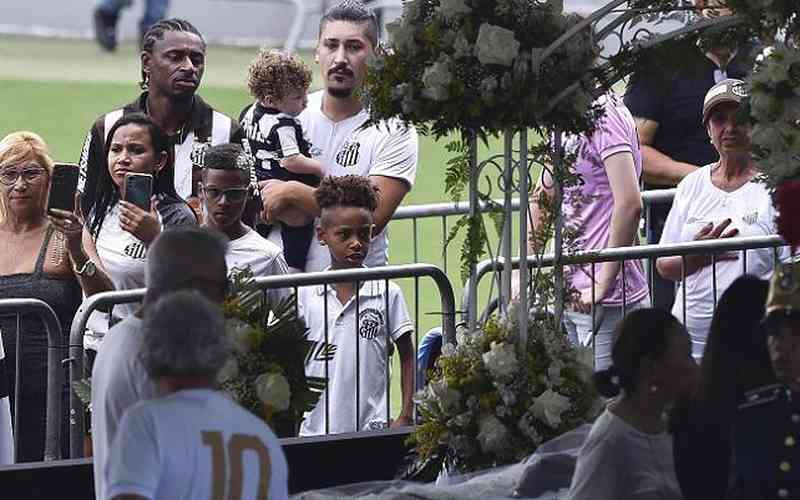 Começa o velório de Pelé; súditos entram na Vila para se despedir do Rei