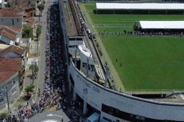 Mais de 150 mil pessoas visitam a Vila Belmiro para dar adeus a Pelé