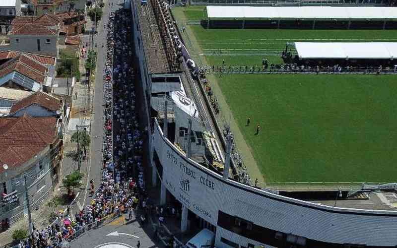 Mais de 150 mil pessoas visitam a Vila Belmiro para dar adeus a Pelé