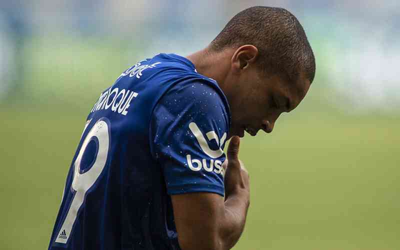 Após saída polêmica, Vitor Roque mostra carinho pelo Cruzeiro: ‘Sou grato’
