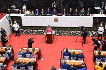 Deputados estaduais tomam posse na ALMG e nova mesa diretora é eleita