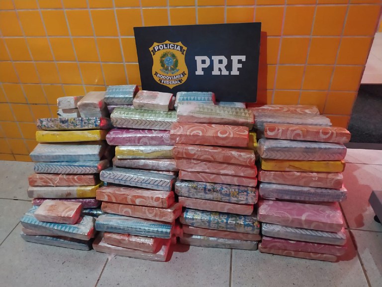 PRF apreende cerca de 100 kg de maconha em Monlevade