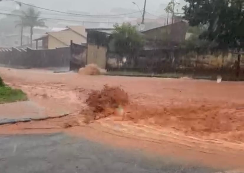 Temporal deixa vários pontos de Monlevade alagados nesta segunda (6)