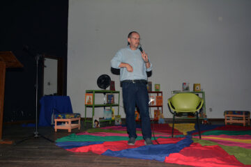 Autor de best seller infantojuvenil faz palestra para educadores em Monlevade