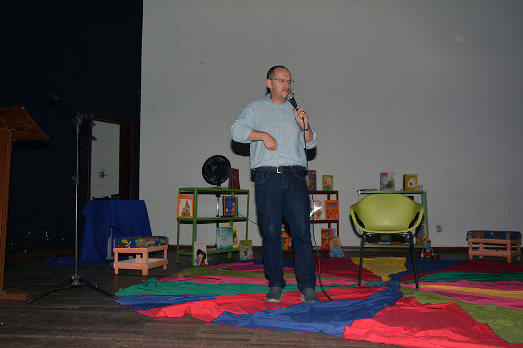 Autor de best seller infantojuvenil faz palestra para educadores em Monlevade