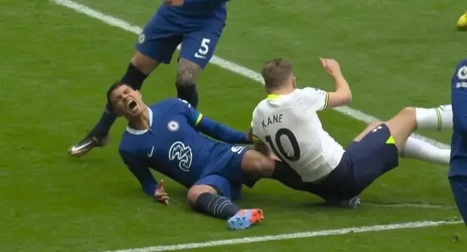Thiago Silva sofre lesão ligamentar no joelho e vira desfalque no Chelsea