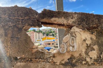 Moradora denuncia danos causados em sua residência após obra do Saae
