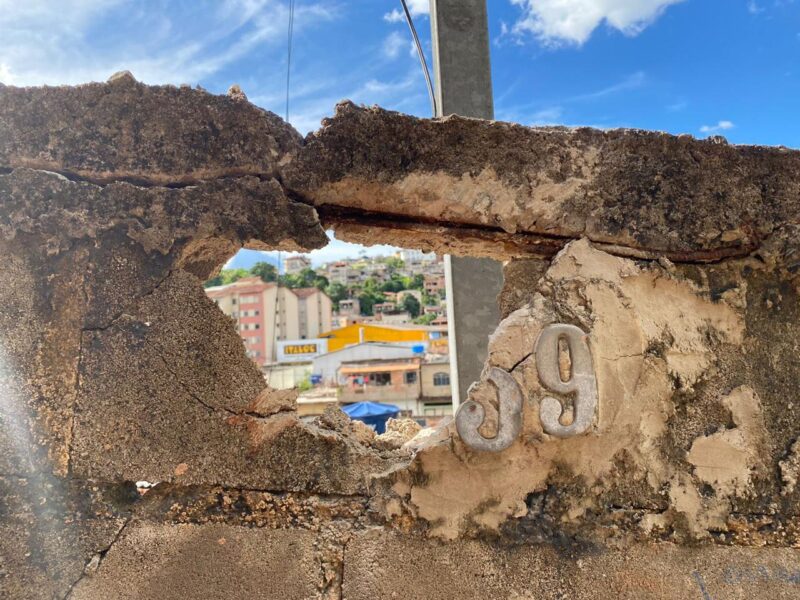 Moradora denuncia danos causados em sua residência após obra do Saae