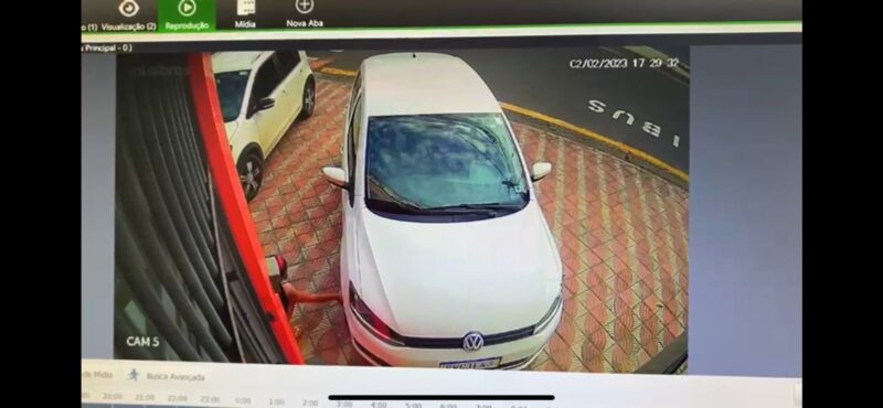 Câmera flagra mulher esvaziando pneus de carro na Av. Mauro Ribeiro, em Itabira
