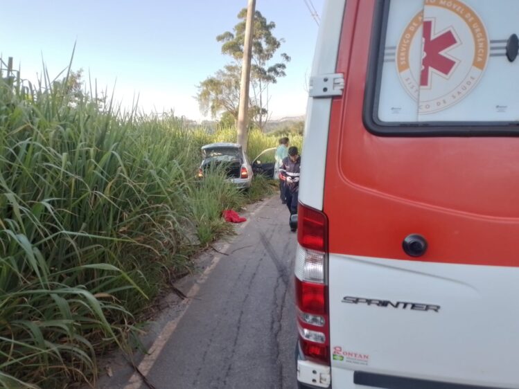 Três pessoas ficam feridas em acidente na estrada Cento e Cinco
