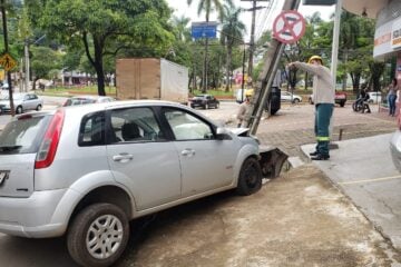 Carro descontrolado bate contra poste na Avenida das Rosas