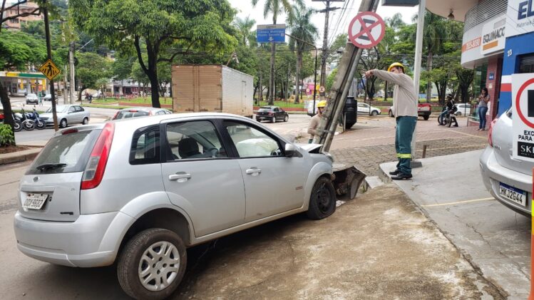 Carro descontrolado bate contra poste na Avenida das Rosas