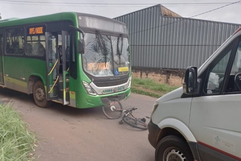 Ciclista é socorrido após colisão frontal com ônibus em Itabira