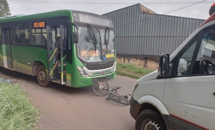 Ciclista é socorrido após colisão frontal com ônibus em Itabira