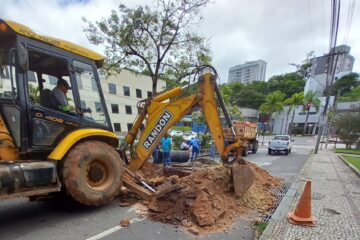SAAE faz reparo em afundamento de asfalto na avenida Daniel Jardim de Grisolia, em Itabira