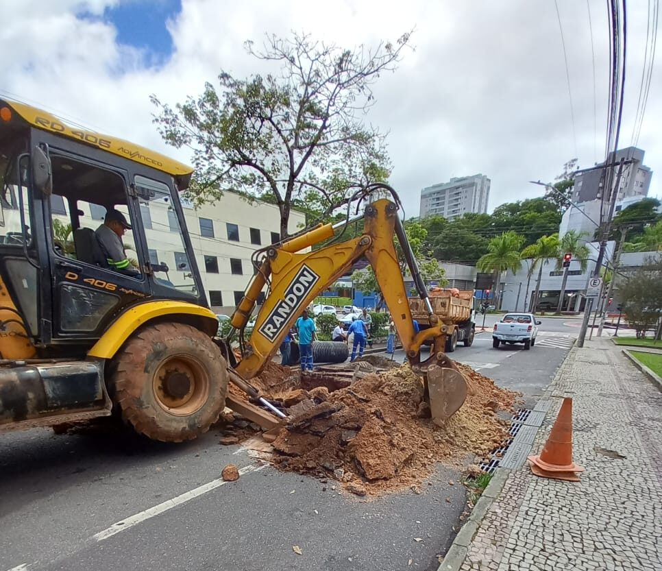 SAAE faz reparo em afundamento de asfalto na avenida Daniel Jardim de Grisolia, em Itabira