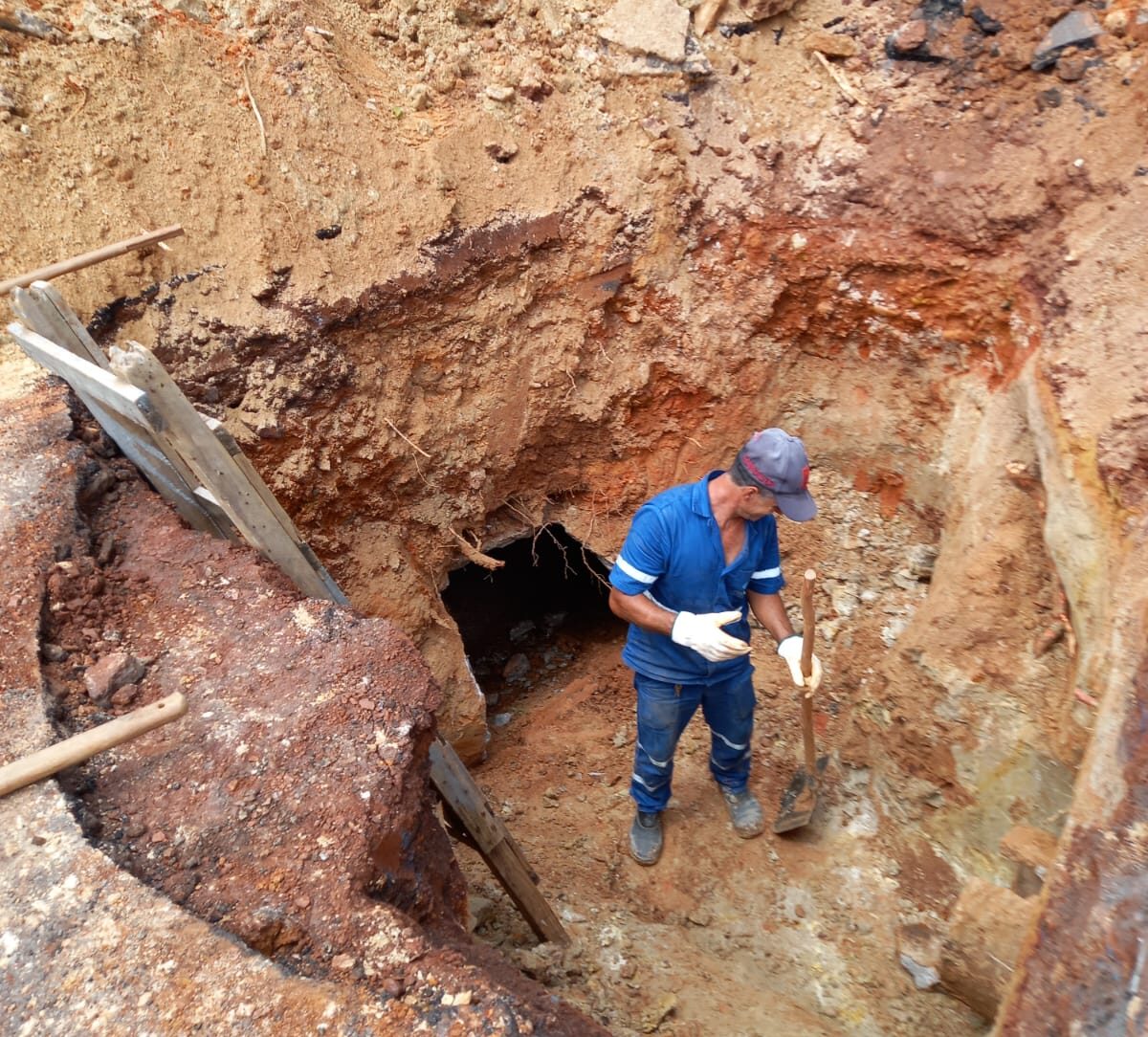 SAAE faz reparo em afundamento de asfalto na avenida Daniel Jardim de Grisolia, em Itabira