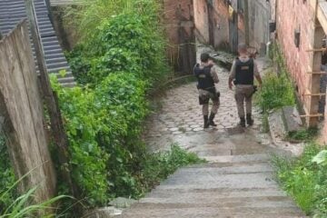 PM apreende armas, drogas e colete balístico em Itabira