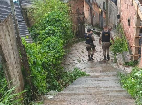 PM apreende armas, drogas e colete balístico em Itabira