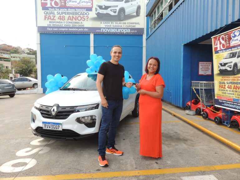 Nova Europa entrega Renault Kwid Zen a vencedora de sorteio
