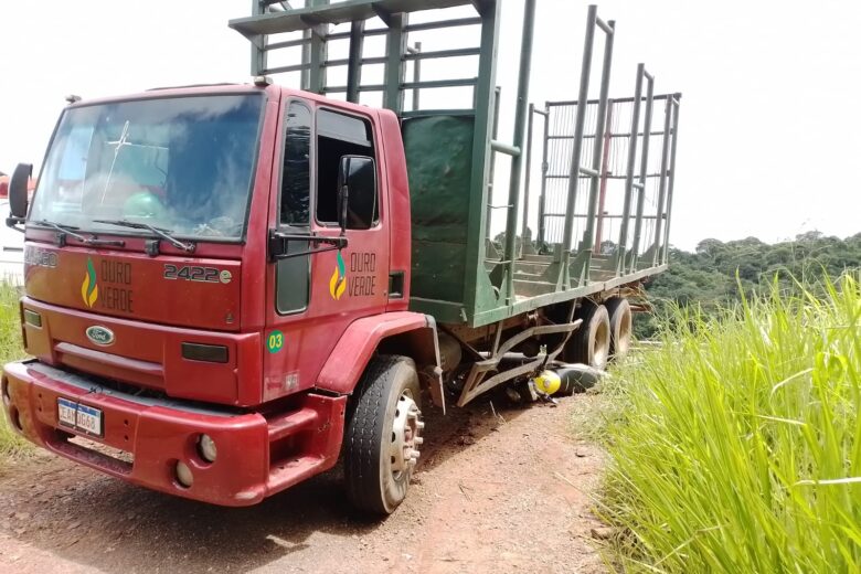 Moto bate em caminhão e casal fica ferido na Barragem Santana