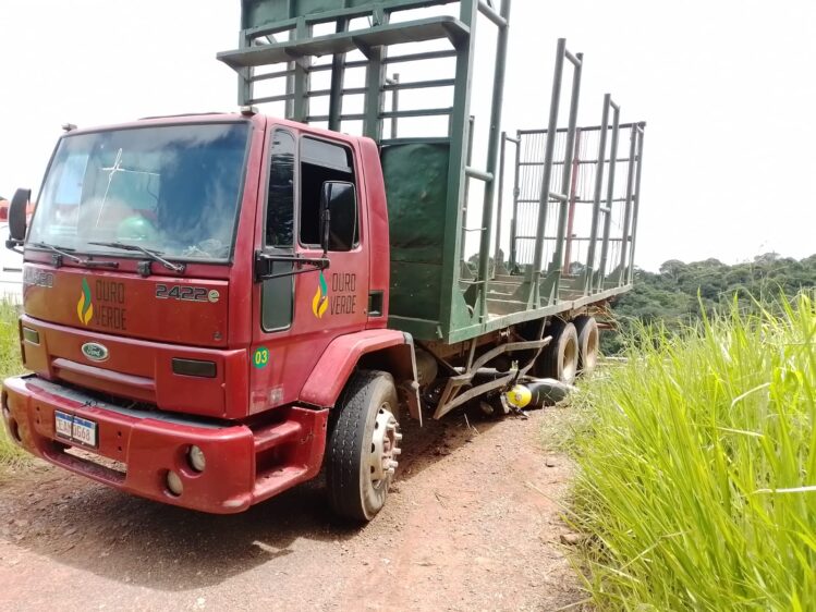 Moto bate em caminhão e casal fica ferido na Barragem Santana