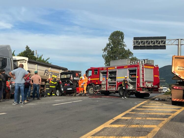 Colisão frontal deixa feridos e interdita BR-381 em Caeté