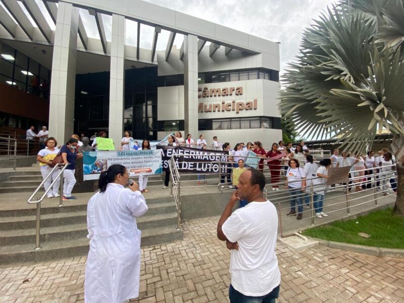 ‘A enfermagem vai parar!’ gritam profissionais da saúde em manifestação na Câmara de Itabira; Prefeitura emite nota oficial
