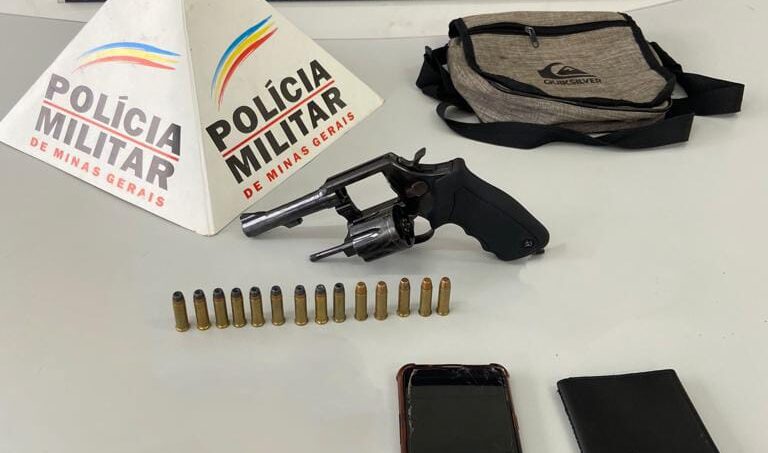 PM encontra revólver e dois acabam presos em Itabira
