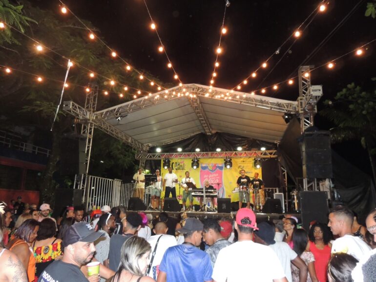 Confira fotos da folia na Praça do Campestre nesta terça-feira!