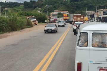 Trânsito é liberado na BR-381 após acidente envolvendo carreta e dois carros
