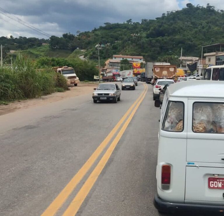 Trânsito é liberado na BR-381 após acidente envolvendo carreta e dois carros