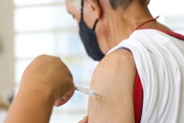 Imunossuprimidos e idosos acima de 80 anos recebem vacina bivalente em Belo Horizonte