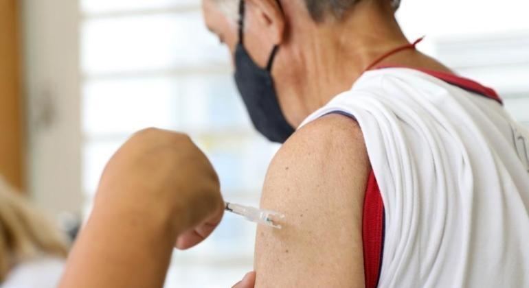 Imunossuprimidos e idosos acima de 80 anos recebem vacina bivalente em Belo Horizonte