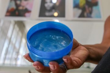 Anvisa proíbe a venda de todas as pomadas para trançar cabelo após casos de cegueira temporária