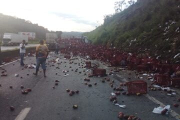 Carreta que transportava mangas bate em talude, carga fica espalhada e interdita BR-040